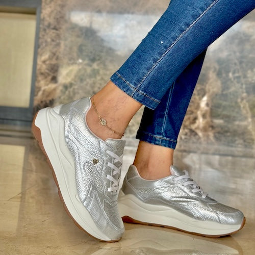 Tenis en Cuero Plateado