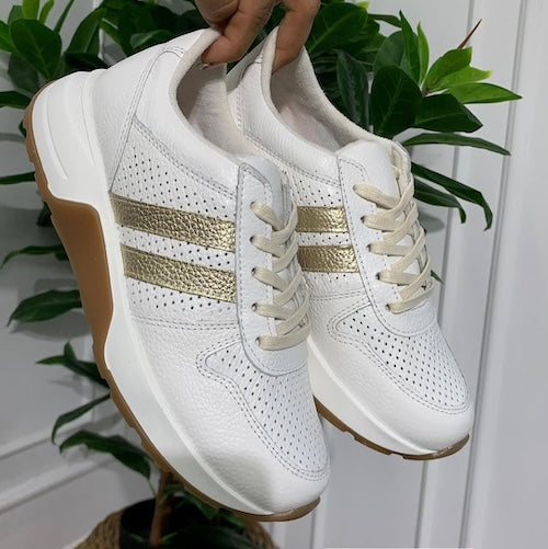 Tenis en Cuero Blanco y Dorado