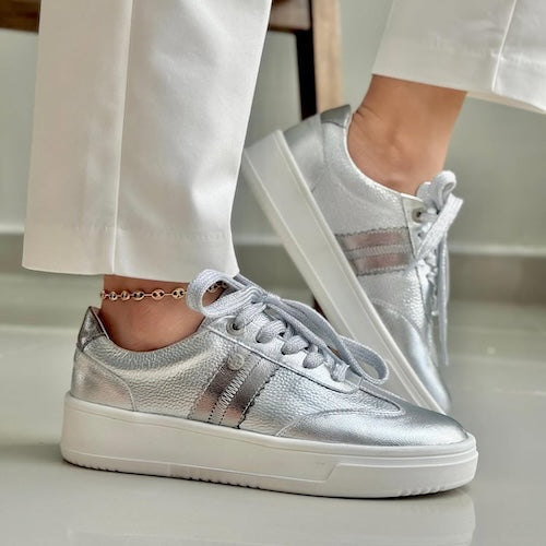 Tenis en Cuero Plateado
